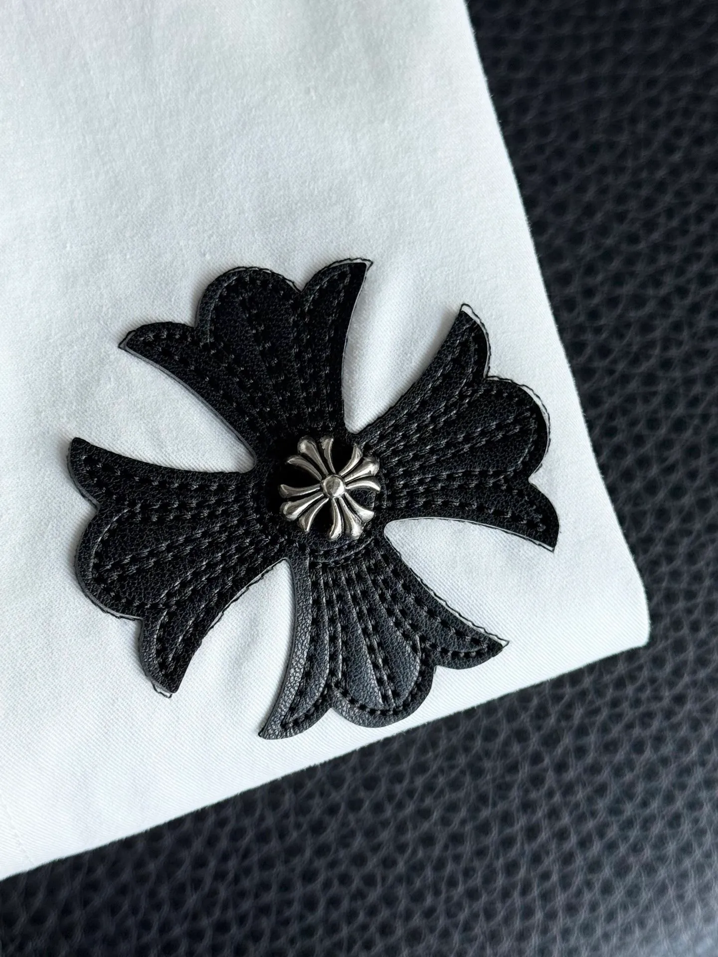 P500 Chrome Hearts leather cross leather embroidery shirt jacket! OS version can be worn by both men and women! The fabric is made of twill gauze cotton fabric! The texture is clear and smooth, not easy to wrinkle or fade! The embroidery process is complex and repetitive, and the requirements for the embroidery machine are very strict. The distance is always 45 centimeters! It won’t work if the spacing is too big, and it won’t work if it’s too small! The hardware is all carved and cast. This piece of clothing consumes a lot of material. More than 3 meters of material is used for one piece of clothing! After the garment is made, it needs to be fixed at high temperature, washed at a water temperature of more than 70 degrees, and softened by adding softener to make the upper body softer and smoother!   Color: black white Size: m-3xl Style number: 5878
